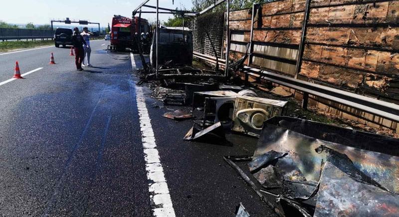 Kigyulladt egy teherautó az M7-esen, hatalmas a dugó a Balaton felé