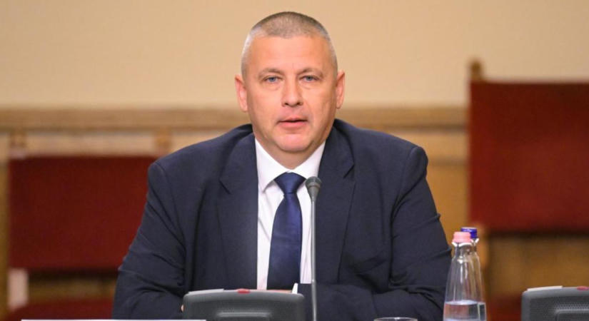 Háborog a szakma a honvédelmi miniszter jelölje miatt