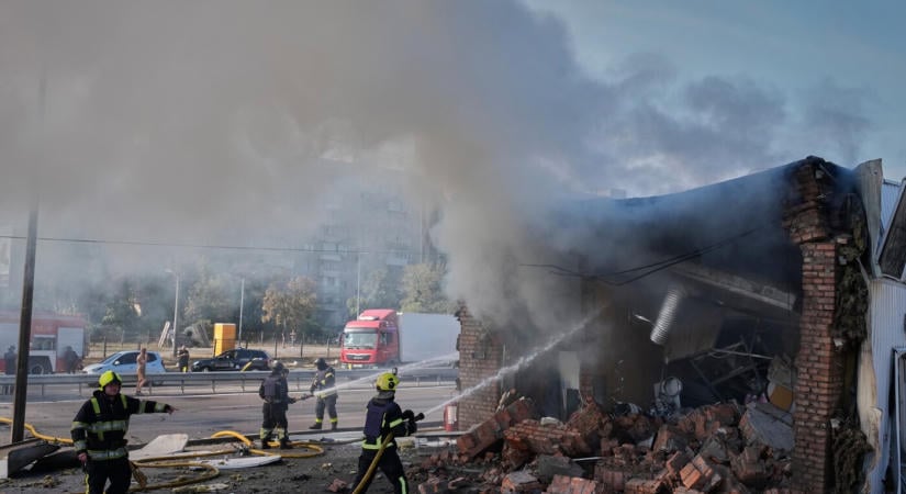 Orosz dróntámadás ért egy kijevi töltőállomást, halálos áldozatok is vannak
