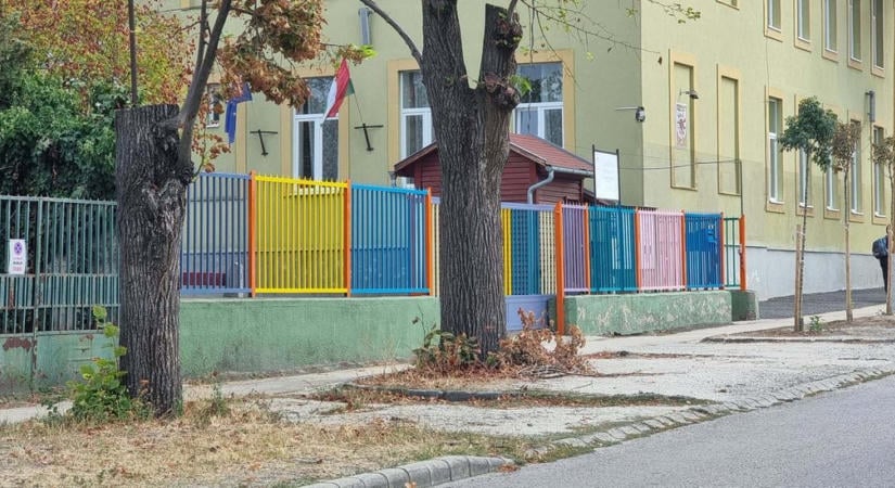 Felháborodott a szivárványosra festett iskolai kerítésen a fideszes képviselő, pedig már évek óta olyan