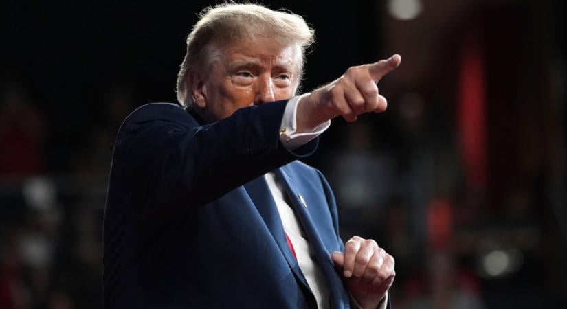 Trump bedobta a politikai bombát, Clintonék neve is előkerült
