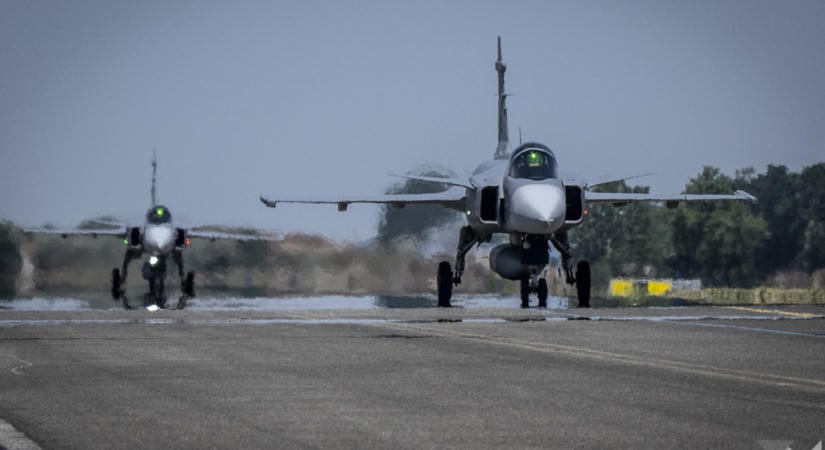 Díszelgő áthúzással tisztelegnek a Gripenek a forradalom hősei előtt