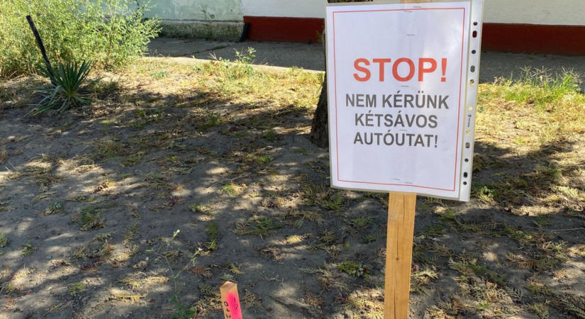 Tiltakozó táblákat helyeztek ki a lakók az aszfaltozásra váró utcában Baján