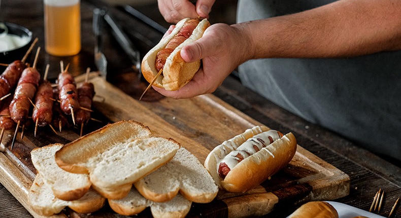 Baconbe tekert grillezett hot dog mézes mázzal - a kerti parti gyors kedvence