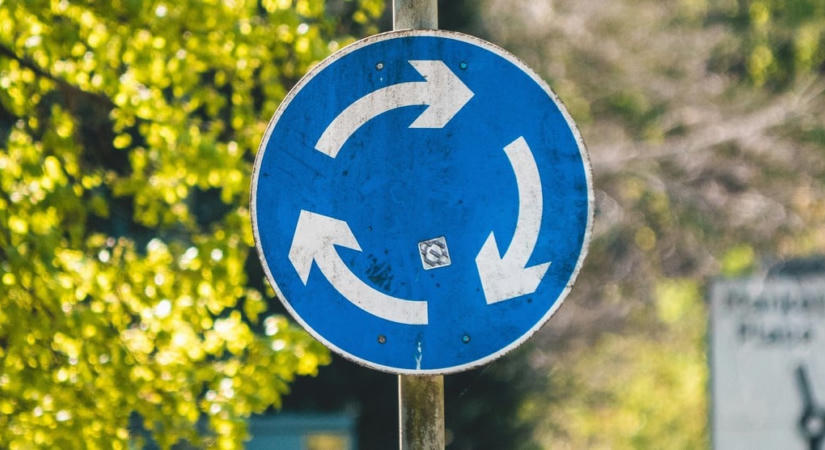 Magyarország legbizarrabb körforgalmára félmilliárdot költöttek, egy szántóföld közepén építették fel
