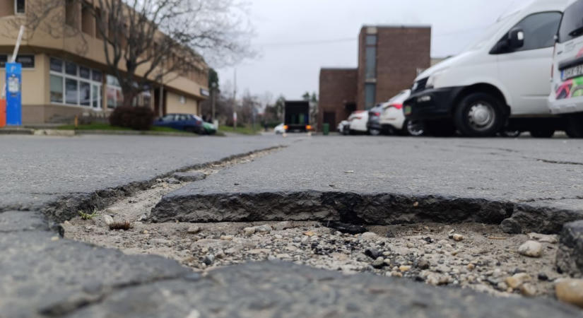Elszálló kulacsok, szétrázott autók: teljesen kiakadtak olvasóink a tönkrement utak miatt