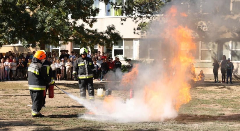 Magasra csaptak a lángok, tanárnő is oltotta a tüzet a Janikovszky iskolában  fotók, videó