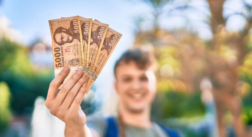 Elemi erővel támad a forint