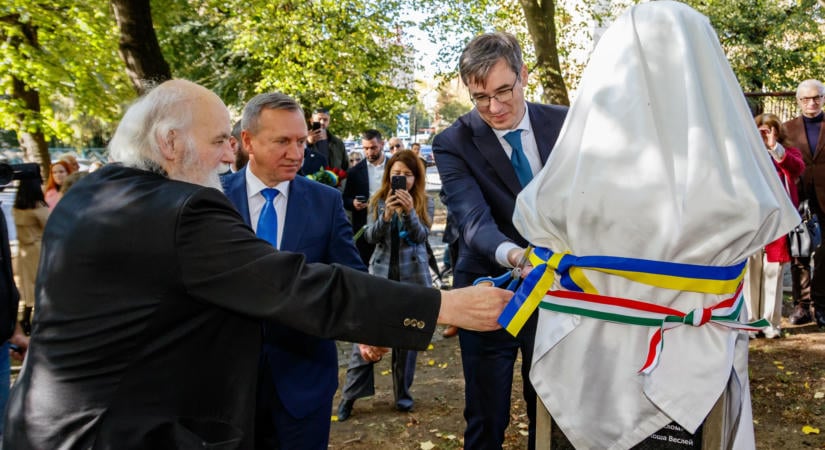 Felavatták Nagy Imre mellszobrát Ungváron