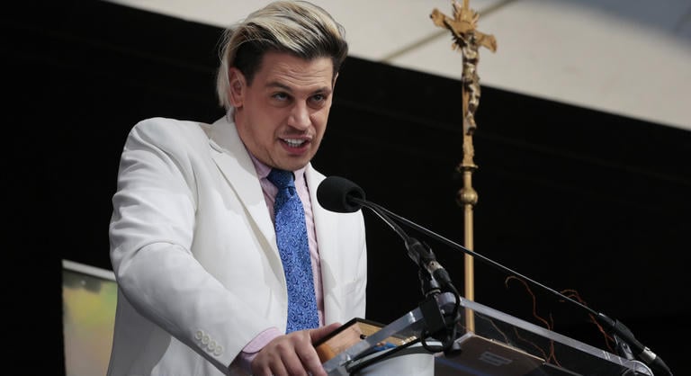 Bevándorlási őrizetbe került Milo Yiannopoulos, aki korábban milliók kitoloncolását követelte