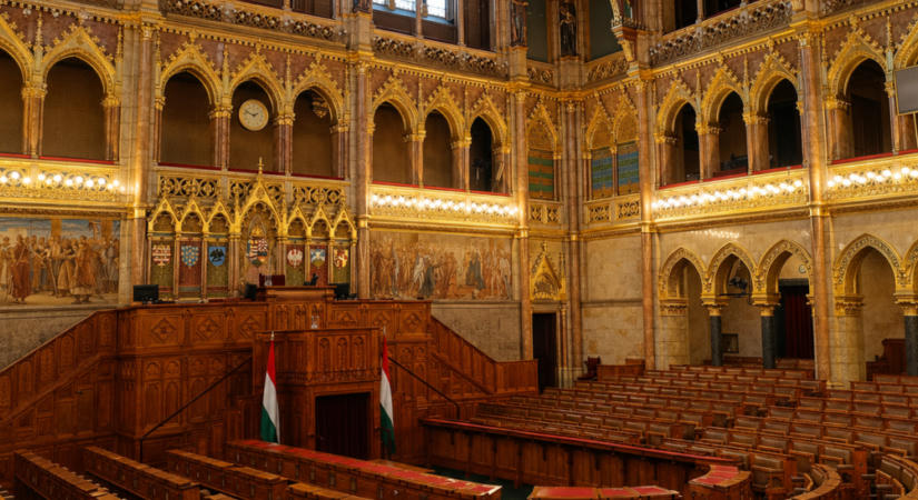 Kezdhet magyarázkodni a Fidesz: nem akárkit szúrtak ki a parlamentben a Fidesz páholyában