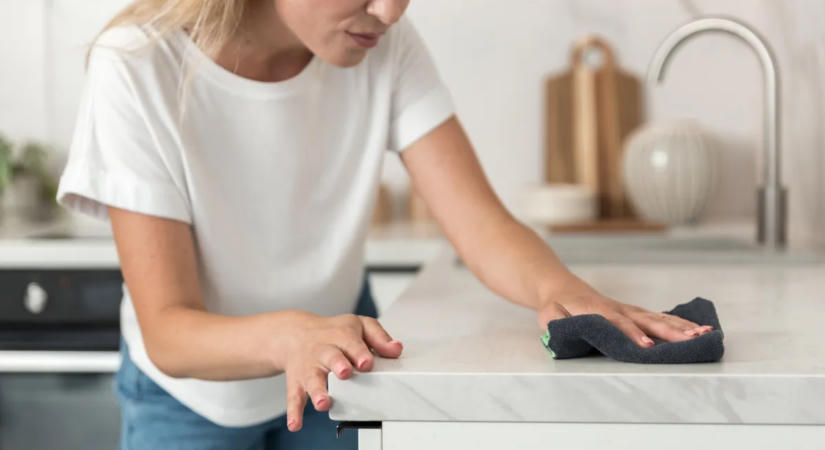 Ragacsos a konyhaszekrény? Ez a meglepő konyhai alapanyag fellazíthatja a makacs zsírt