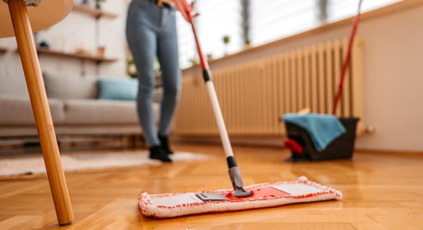 5 dolog, amit soha ne önts a felmosóvízbe – a padlód bánhatja