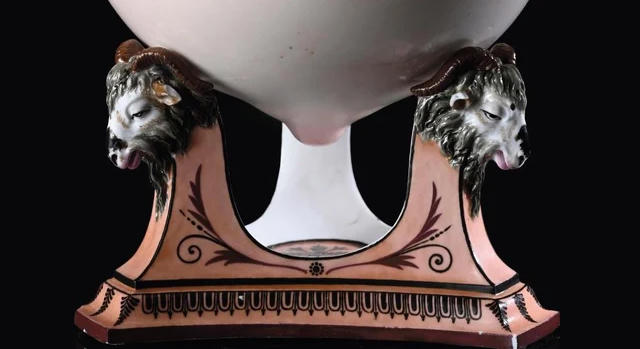 Egy doboz mélyén találták meg Marie Antoinette női mellett formázó porcelánját