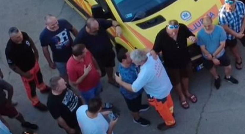 „Na, akkor varázsoljunk!” – 47 év szolgálat után vonul nyugdíjba a legendás jászberényi mentős