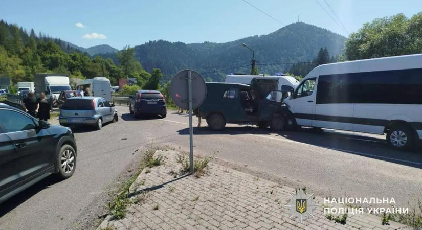 Hármas karambol Kárpátalján: 13 ember, köztük négy gyermek szorult ellátásra