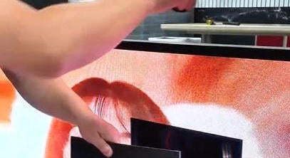 Kiszolgálópult, ami pár éve még sci-fi lett volna – A nap videója