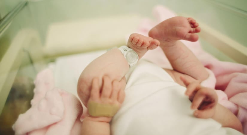 22 éves embrióból született egészséges kislány – Súlyos tragédia után kezdenek új életet a szülők