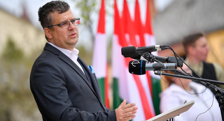 A rácsok mögül is a munkanélküliség és a minimálbér miatt aggódik Seszták Miklós