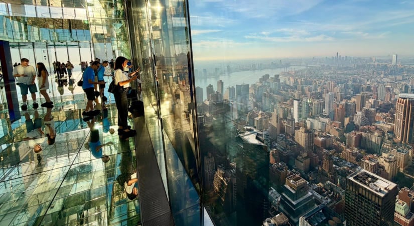 Ötéves New York tükrös kilátója