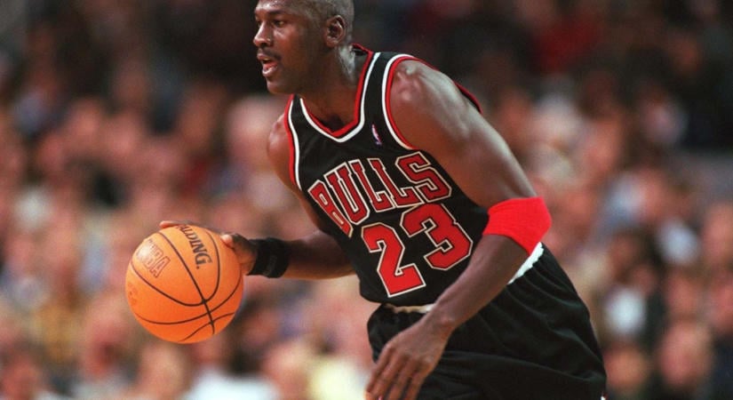 Történelmi eladás az NBA-ben: Michael Jordan mezt vettek 4,5 milliárd forintért