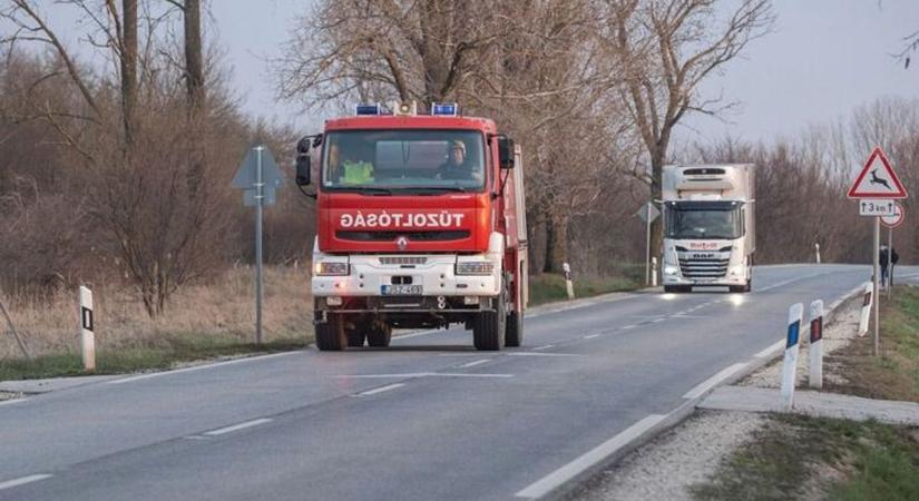 Árokba borult kamionhoz riasztották a tűzoltókat az M30-ason