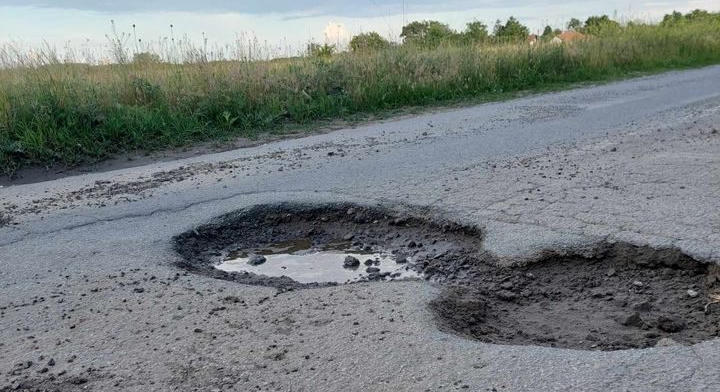 Kreni-promeni: Magunk kezdjük betömni a kátyúkat, mert a hatalom ezt nem teszi meg