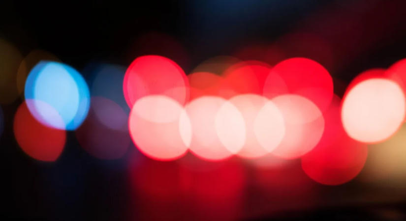 Kiszakadt egy kocsi futóműve az M5-ösön, teljes útzár van