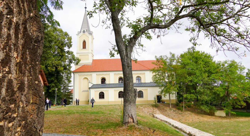 Itt őrizték Szent István ereklyéjét – Átadták az újjáépített szentjobbi apátságot