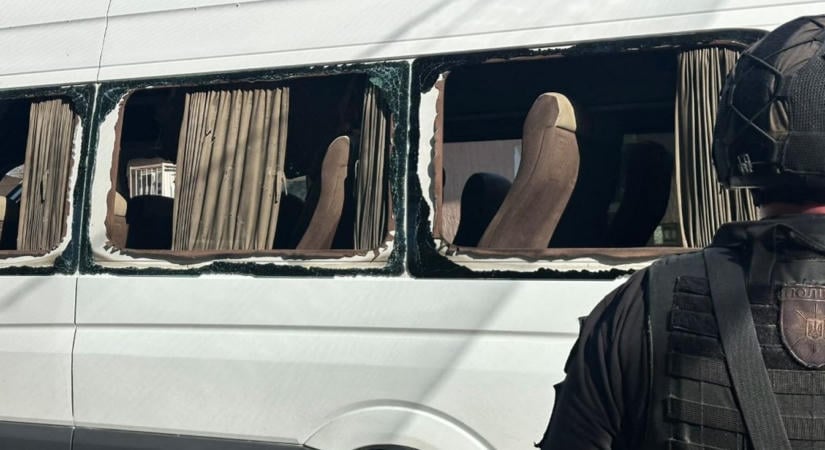 Halál a buszon: öt ember életét vesztette, heten megsérültek