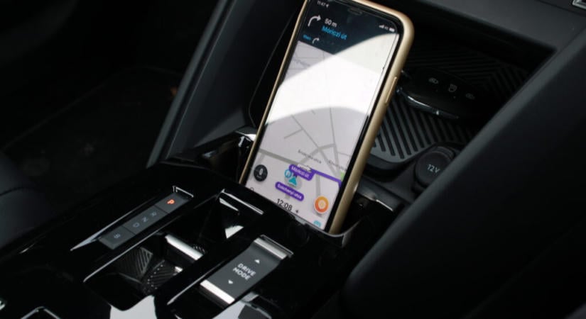 Navigáció, zene, parkolás: mindenben a mobiljukra támaszkodnak a magyar sofőrök