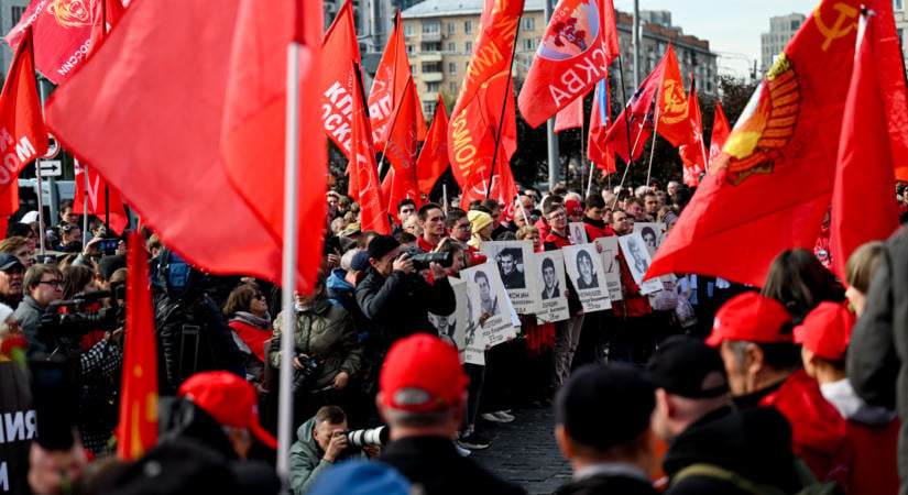 Felvonultak a kommunisták, a „cár” távozását követelték