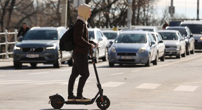Jelentősen szigorítaná a kormány az elektromos rollerek használatát