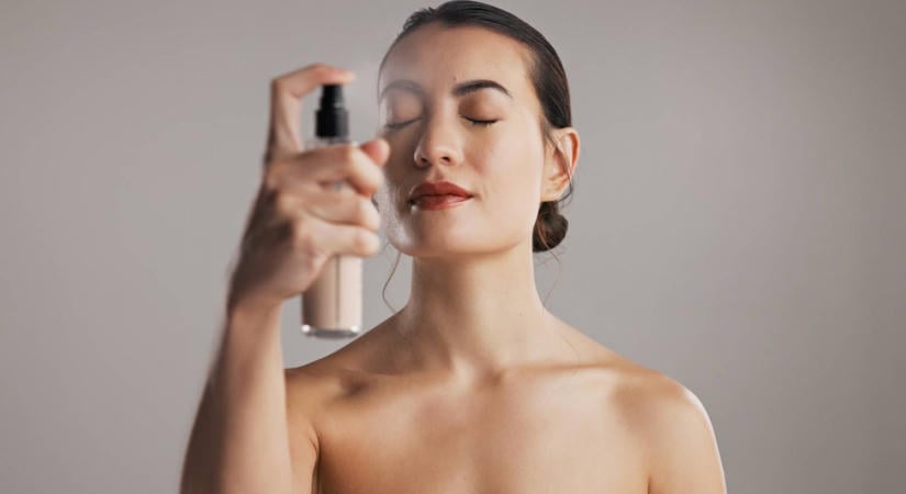 Nem mindegy, mi került a bőrre: a sminkfixáló spray többet árthat, mint használ