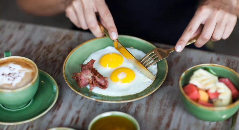 Sokkal ropogósabb lesz a bacon, ha elhagyod a hagyományos módszert: olaj helyett ezt az alapanyagot add hozzá