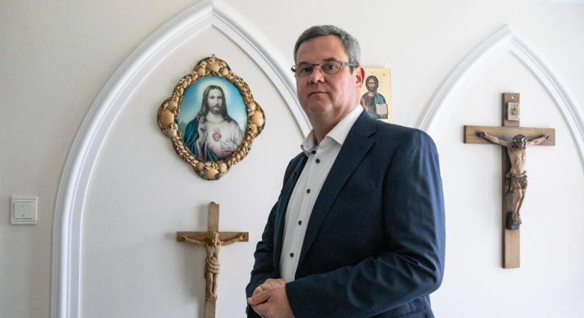„Bárkiből lehet bármi” – hirdette egy civil szervezet alsósoknak, a fideszes agitprop és Takács Péter rohant felháborodni