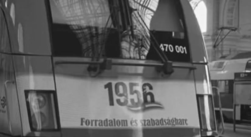 Különleges emlékmozdony járja az országot október 23. alkalmából – videó