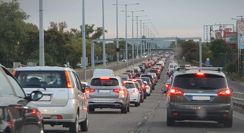 Közlekedés: 7 km-es dugó az M0-áson, baleset miatt beállt az M1-M7 bevezetője