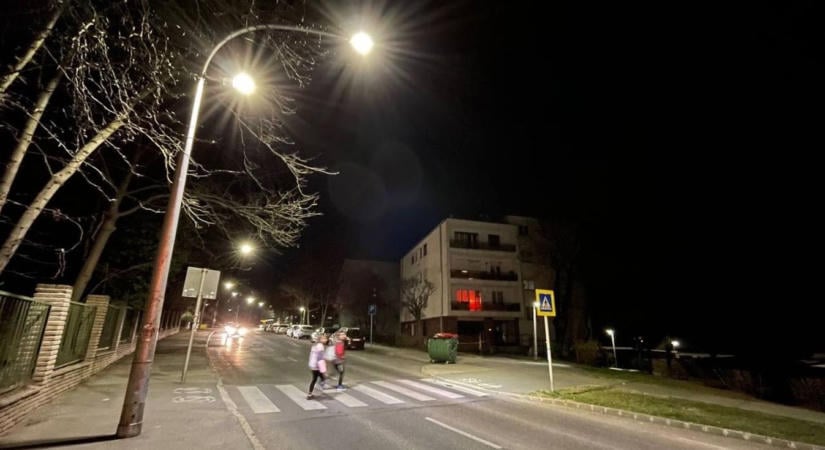Korábban esteledik: sötétben botorkálnak a lakók
