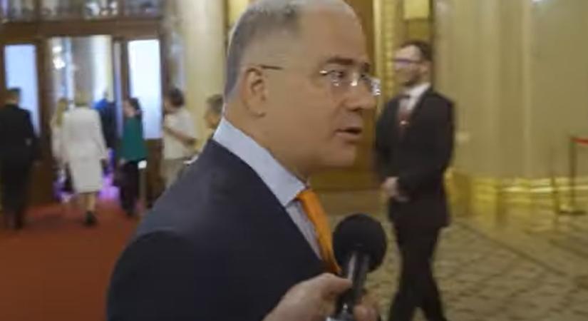 Kósa Lajos nem örült a faggatózó riportereknek, gyorsan elslisszolt a kamerák elől