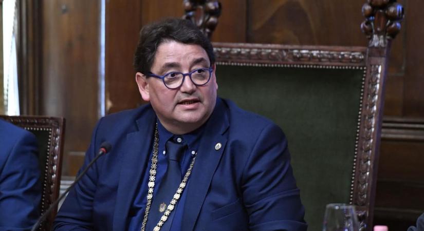 Merkely Béla tulajdonos volt fia cégében, amikor a vállalkozás az általa vezetett Semmelweis Egyetemmel együtt nyert százmilliókat állami pályázatokon