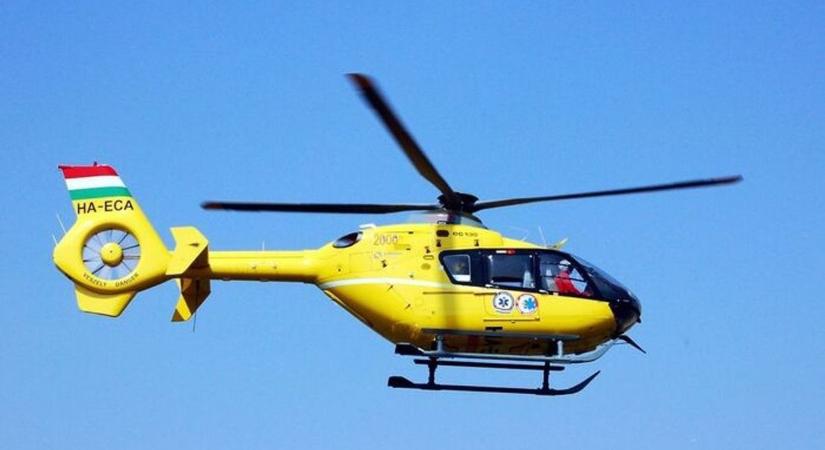 Árokba borult egy autó a 77-es főúton, mentőhelikopter is érkezett