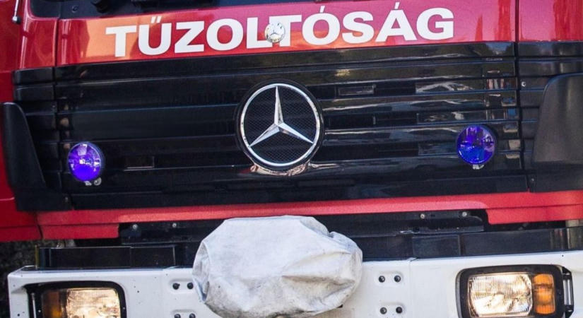 Autóbusz és személykocsi ütközött a 71-esen, megrázó fotókat tettek közzé a tűzoltók