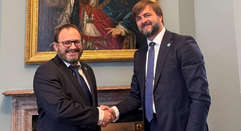 Kármán András Dublinban is csak az Orbán-kormányra gondol: „Vége az elszigetelődésnek, Magyarország visszatért Európába” – üzente a pénzügyminiszter