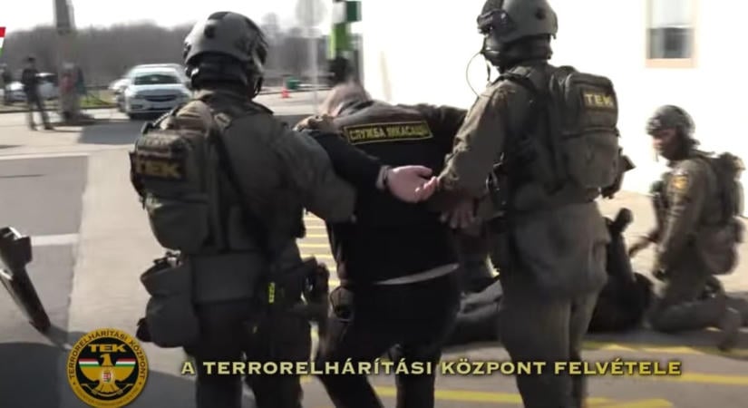 Mindenki tudhatta, hogy Orbán döntött az ukrán pénzszállítók elfogásáról, csak az okozott gondot, hogyan tegyék papíron jogszerűvé a fogvatartásuk minden percét