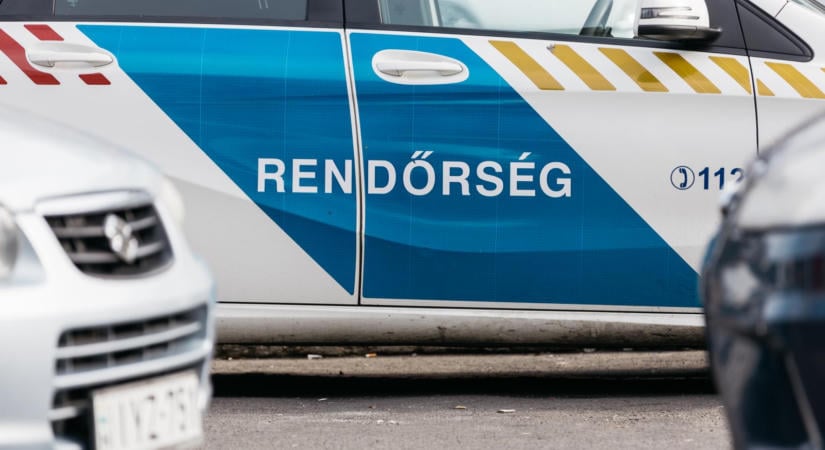 Jegyzőkönyv helyett egy feltartott középső ujjról készült fotót kapott egy nő a rendőrségtől