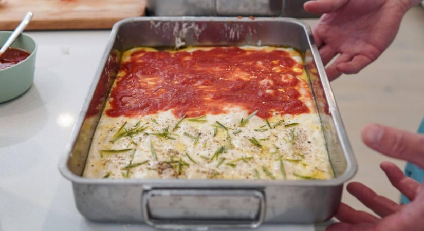 Így lesz tökéletes a házi tepsis pizza: ropogós az alja, puha és levegős a belseje