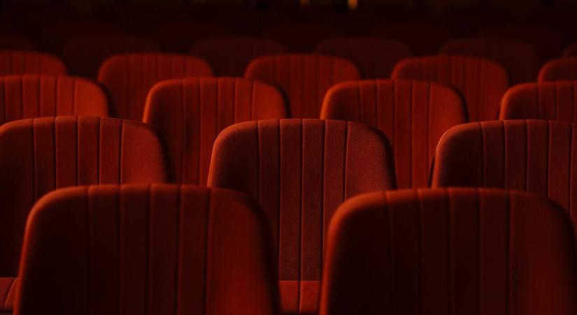 Félbeszakadt a Vígszínház A nagy Gatsby előadása, kiderítettük, hogy miért