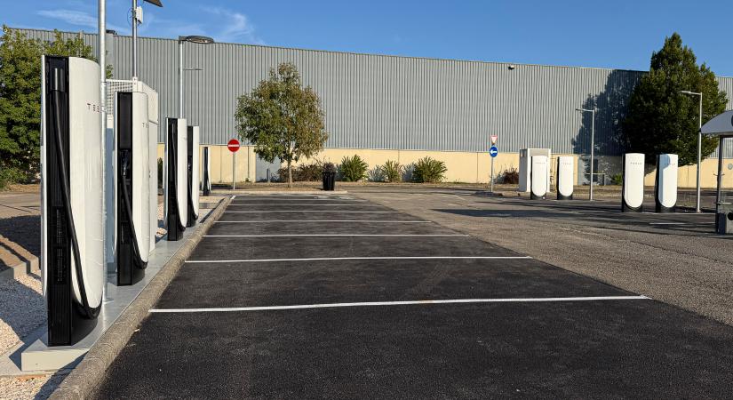 Újra megnyilt a Tesla Supercharger Fóton