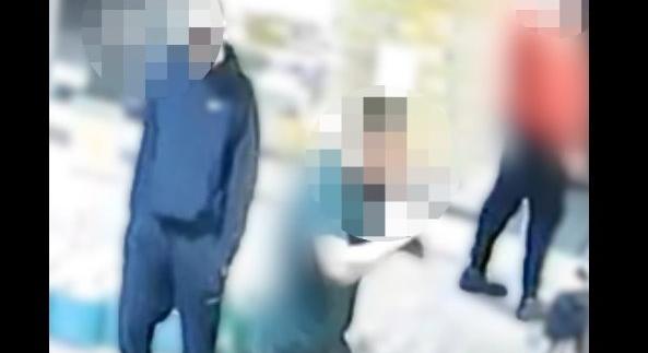 Részegen árnyékbokszolt a benzinkúton, a shop vendégei zsebre tett kézzel nézték